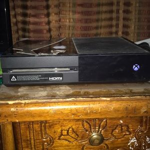 Xbox 1 500 gb comes with 3 controllers 6 games
